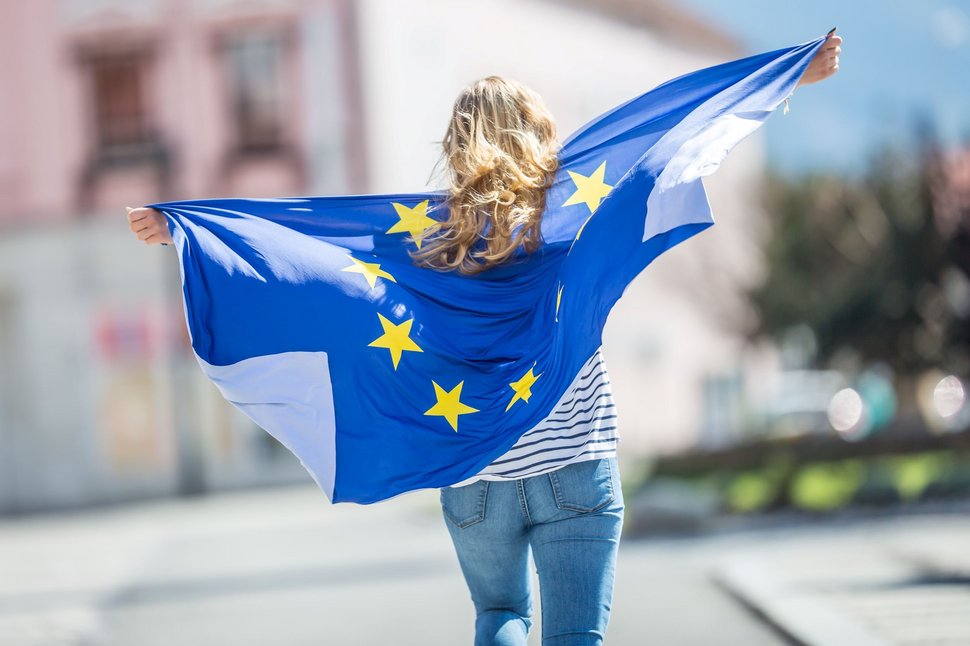 Junge Frau mit Europaflagge