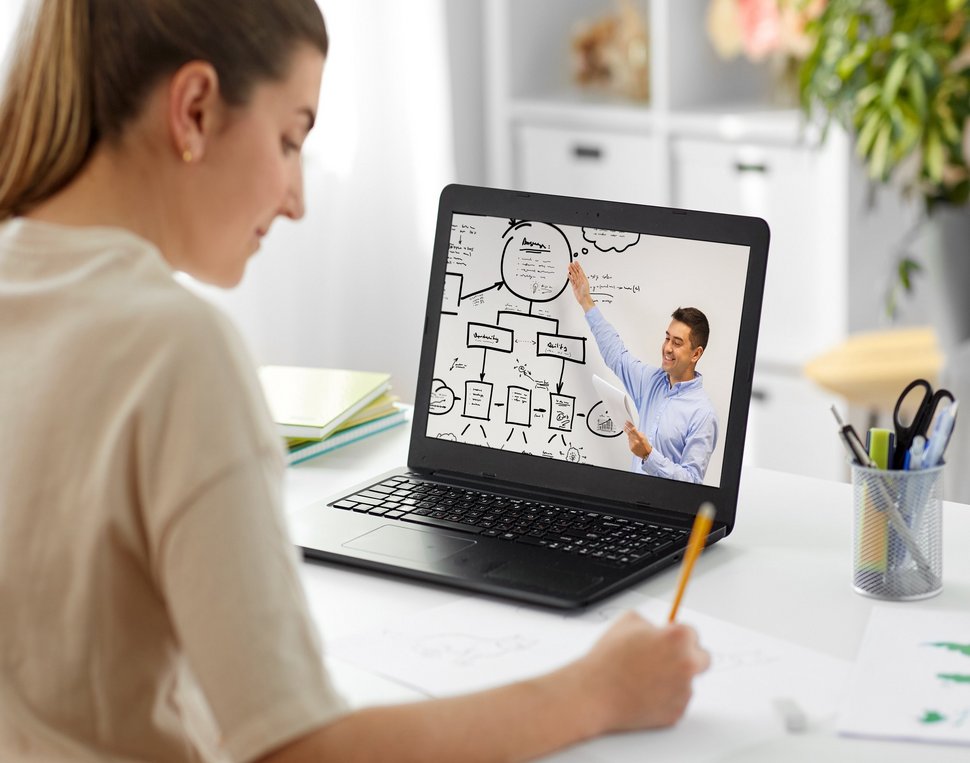 Frau bei e-learning