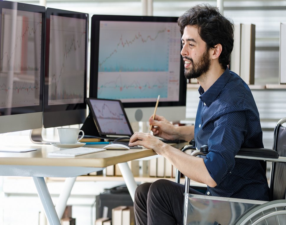 Student im Rollstuhl von Computer