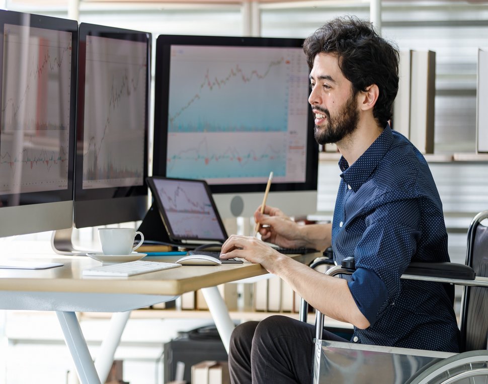 Student im Rollstuhl von Computer