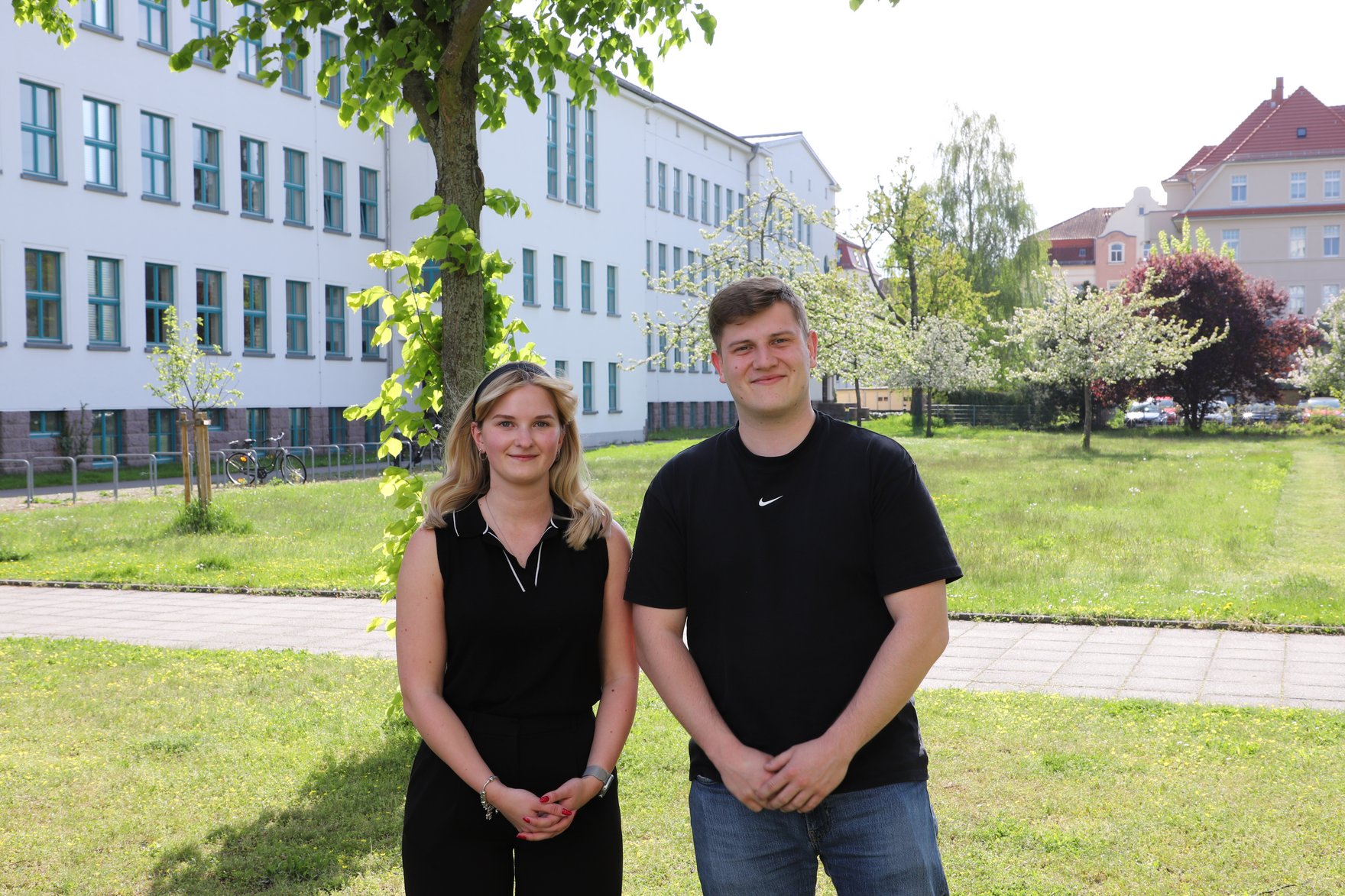 Auf dem Bild sind die Vorsitzende Emilia Neubert und der stellvertretende Vorsitzende Philipp Voigt des Studierendenrates der HSF Meißen zu sehen
