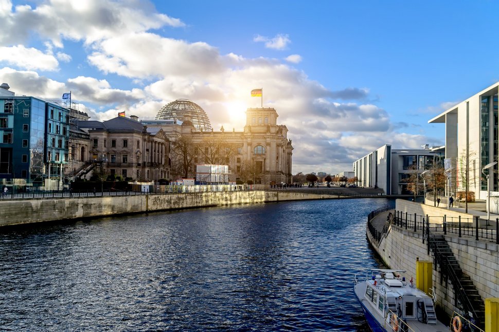 Bundestag in Berlin mit Spree im Vordergrund