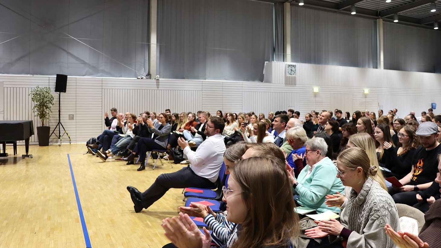 die Teilnehmenden applaudieren am Ende der Vorlesung