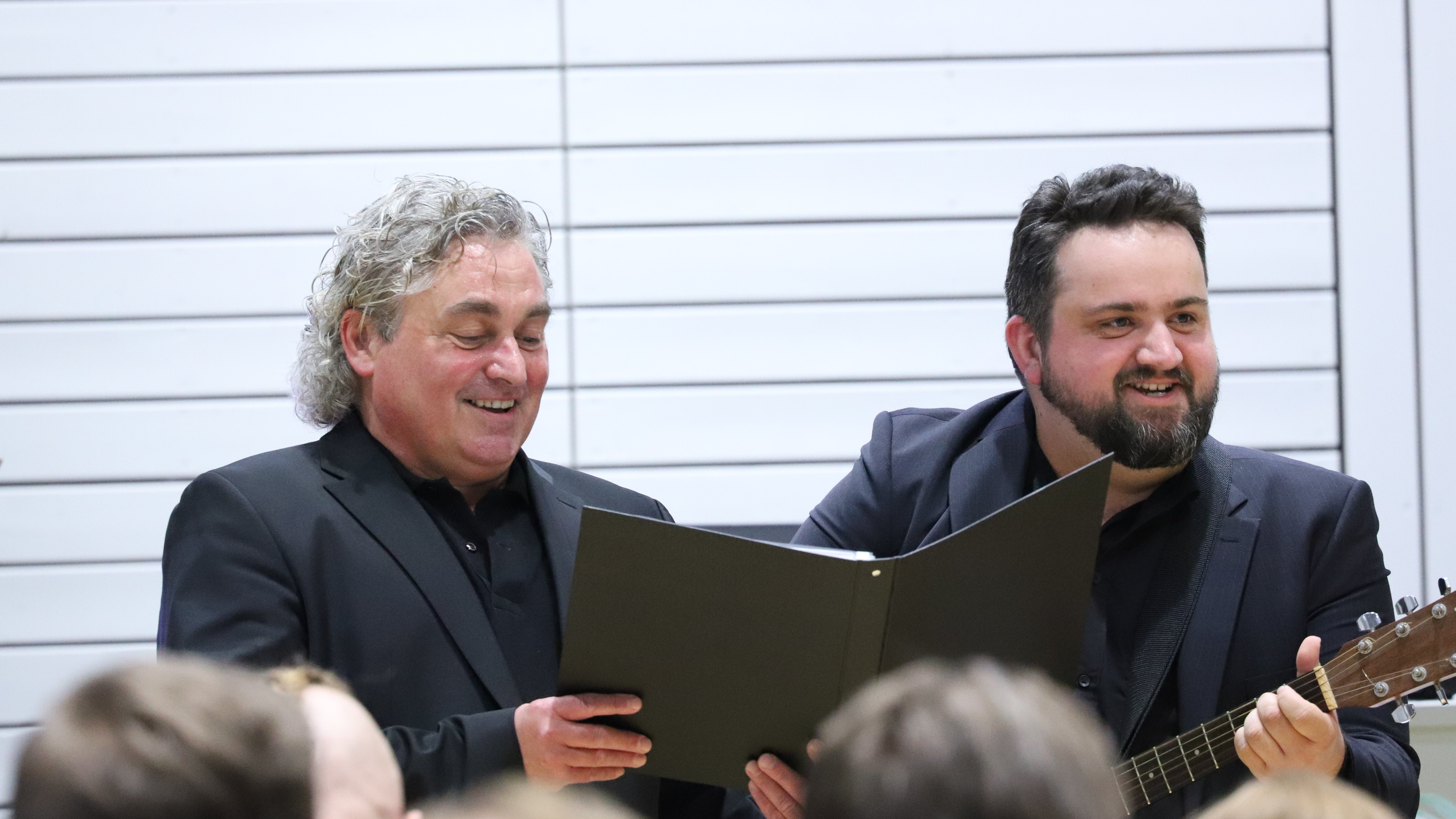 Zeugnisausgabe Digitale Verwaltung 06.03.2025 Zwei Chormitglieder beim Singen und Musizieren