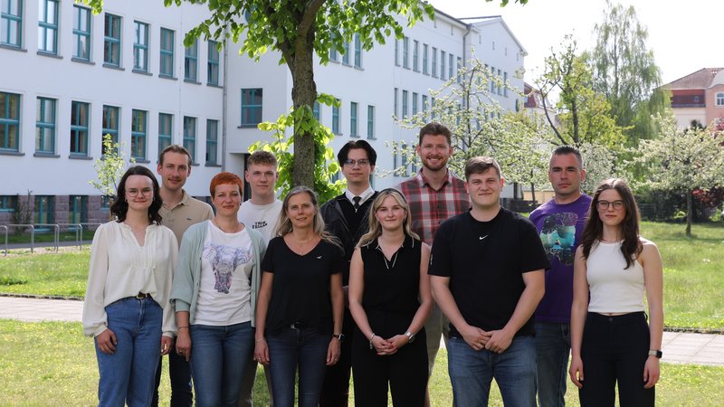 Auf dem Bild ist der Studierendenrat der HSF Meißen vor Haus 1 des Campus zu sehen