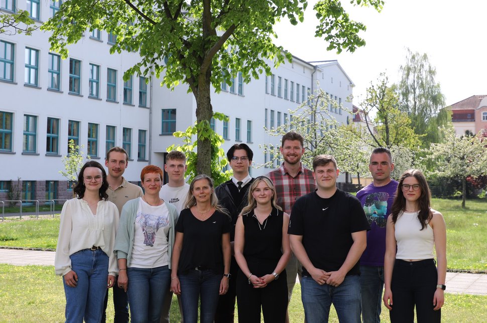 Auf dem Bild ist der Studierendenrat der HSF Meißen vor Haus 1 des Campus zu sehen