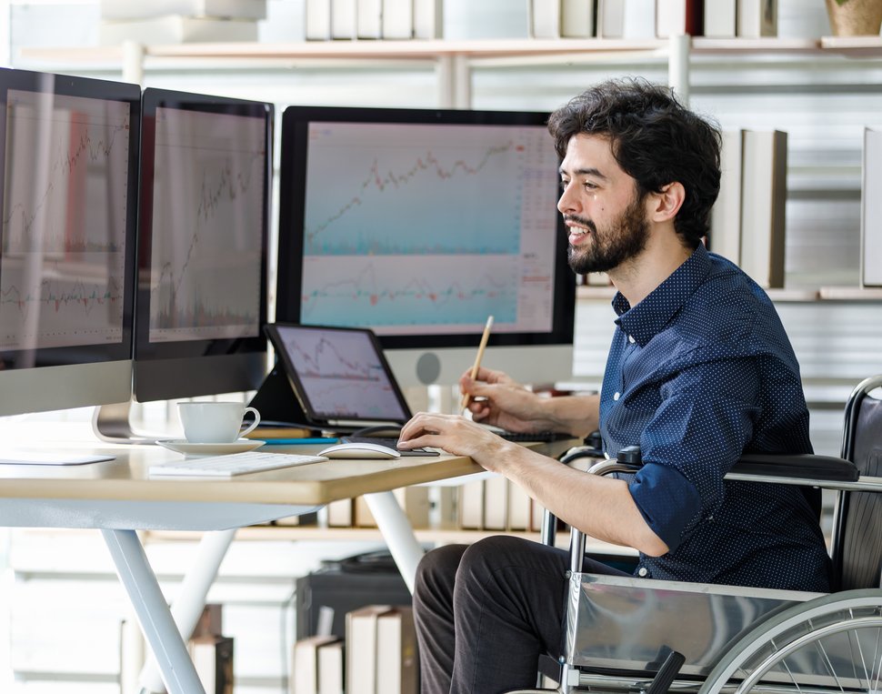 Student im Rollstuhl von Computer