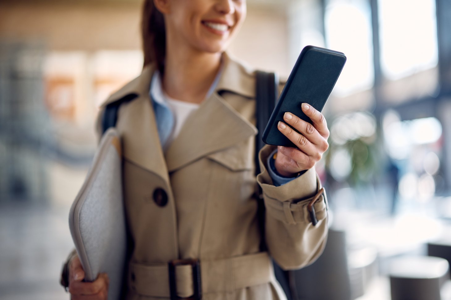 Frau mit Smartphone