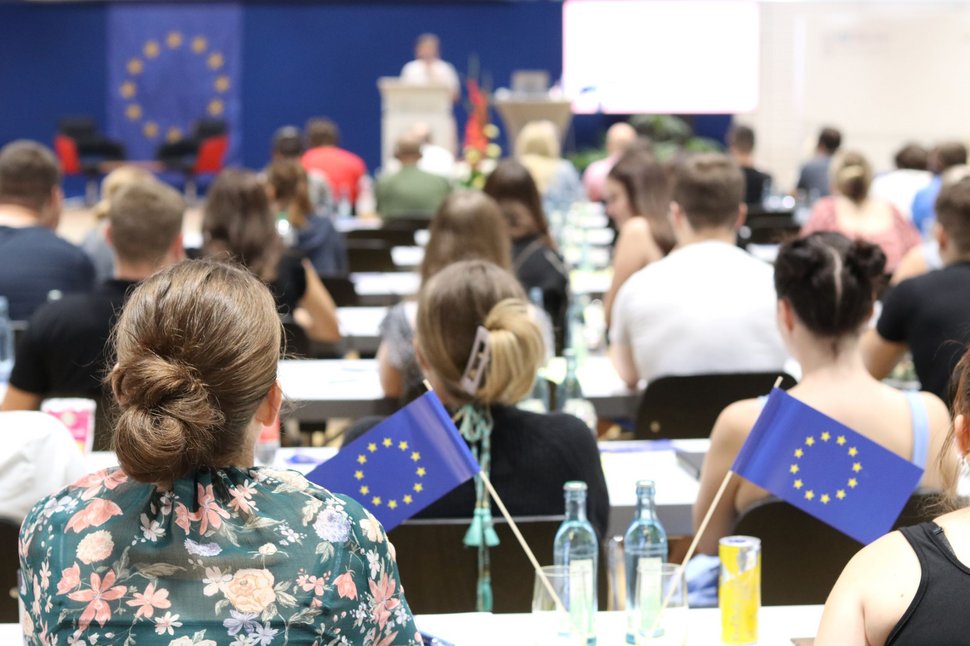 Blick von hinten auf Konferenzteilnehmer