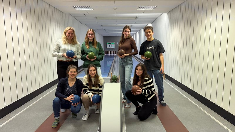 Studierende der HSF Meißen vor einer Kegelbahn. 