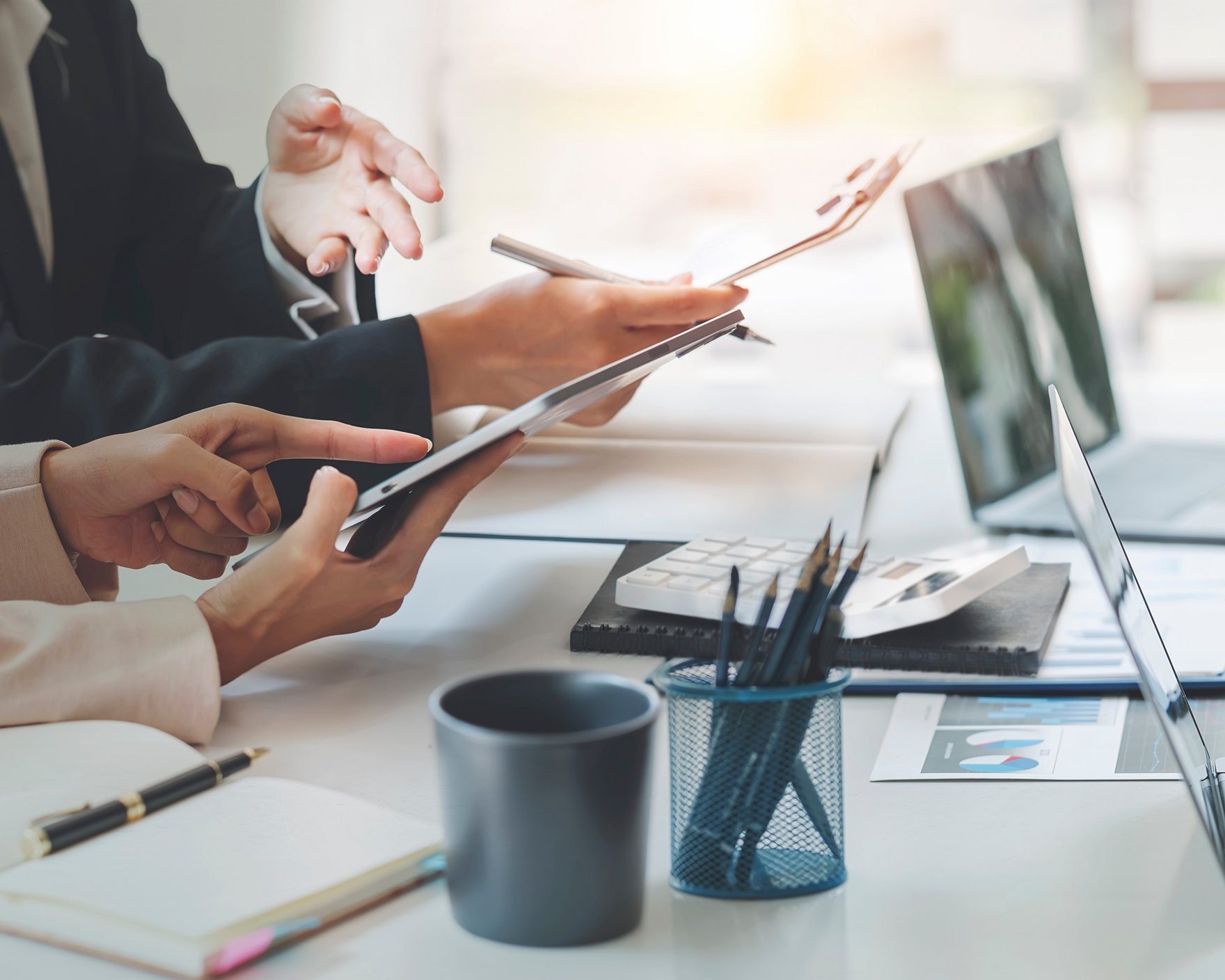 241217_Logo_IDR_Adobe_Stock.jpeg zwei Personen werten Daten am Schreibtisch aus