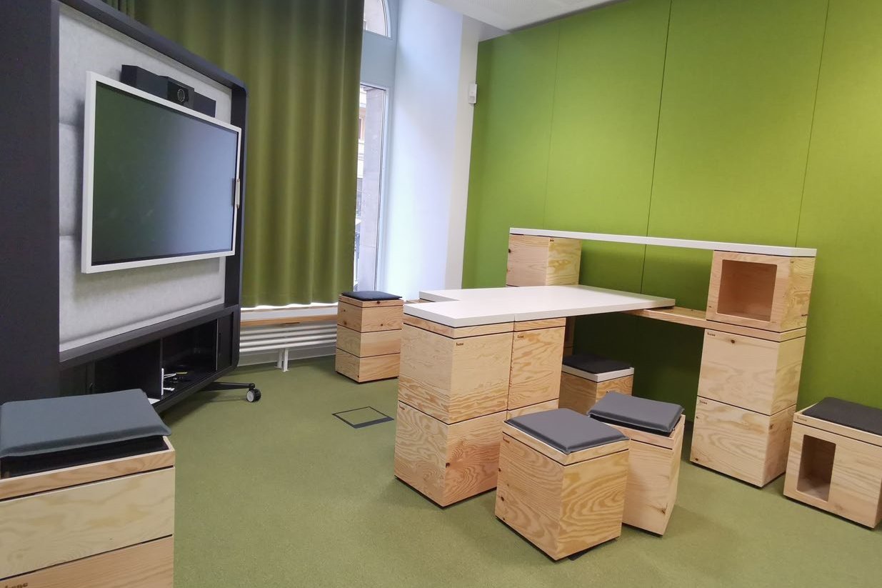 Sitzkonstruktion mit Tisch und zwei Hockern aus Sperrholz