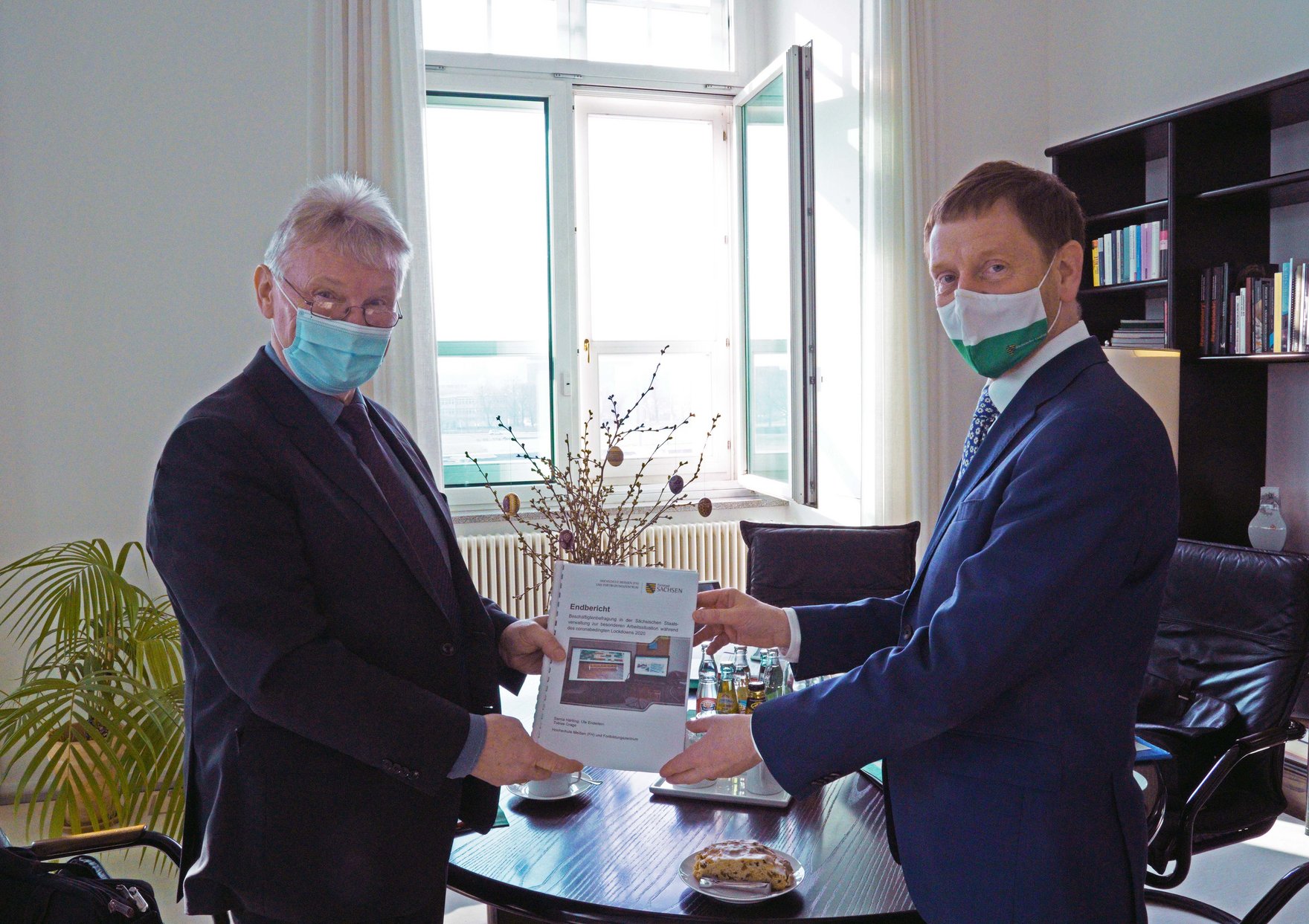 (v.l.n.r.) Andreas Spieker, Vorsitzender der Arbeitsgemeinschaft der Hauptpersonalräte und Ministerpräsident Michael Kretschmer