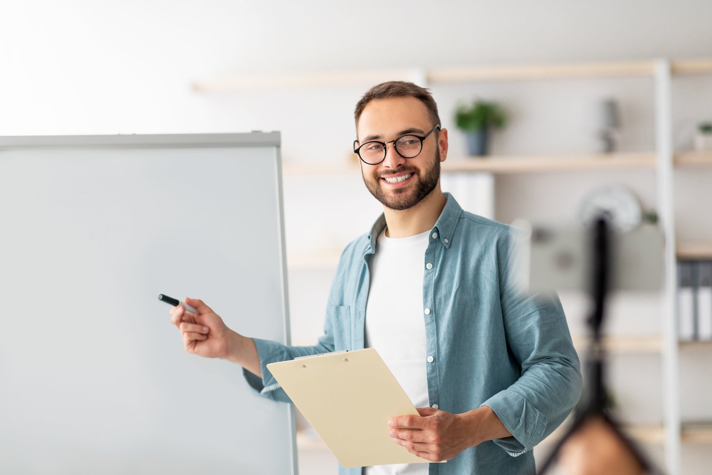 Dozent vor Flipchard