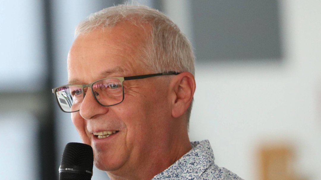 Dr. Gert Hocke hält eine Rede 