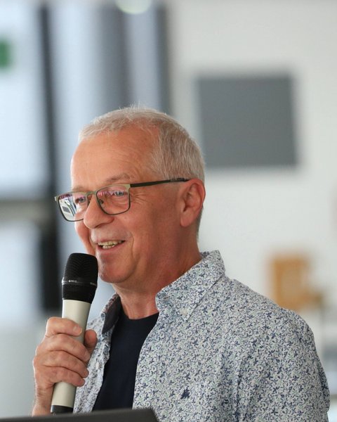 Dr. Gert Hocke hält eine Rede 