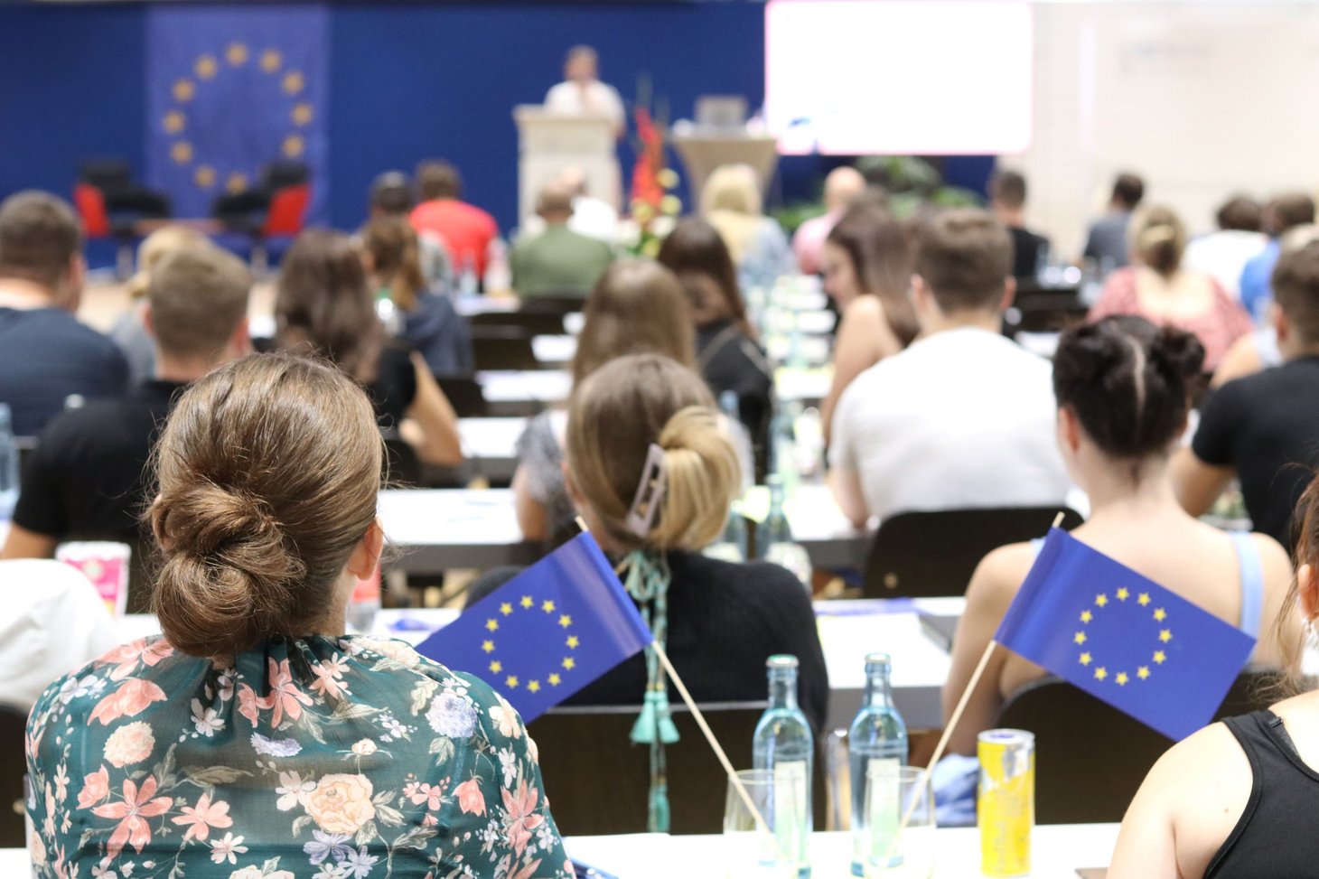 Blick von hinten auf Konferenzteilnehmer Blick von hinten auf Konferenzteilnehmer