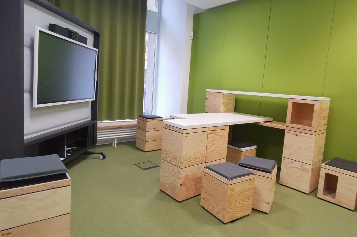 Sitzkonstruktion mit Tisch und zwei Hockern aus Sperrholz