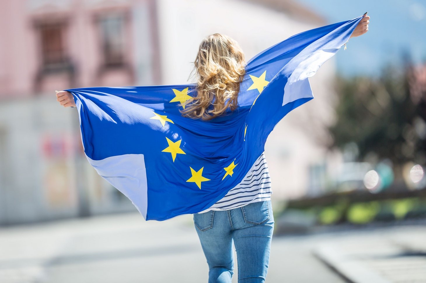 Junge Frau mit Europaflagge Junge Frau mit Europaflagge