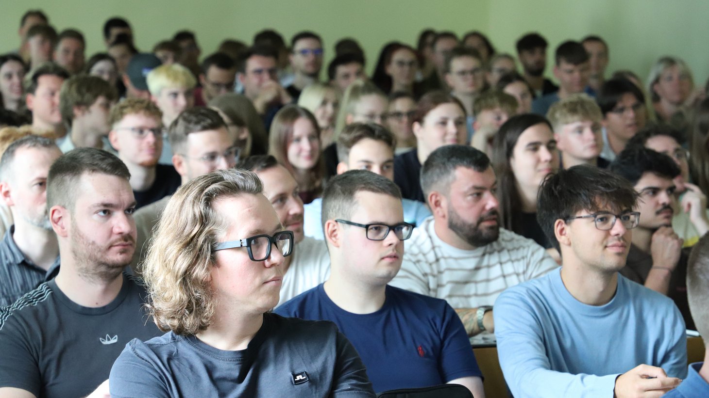 Studierende des 1. Semesters des Studiengangs Steuerverwaltung hören bei der Eröffnungsveranstaltung im großen Hörsaal der HSF Meißen dem Vortragenden zu.