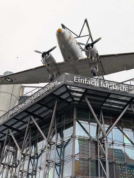 Außenansicht des Deutschen Technikmuseums mit Schriftzug "Einfach für Dich."