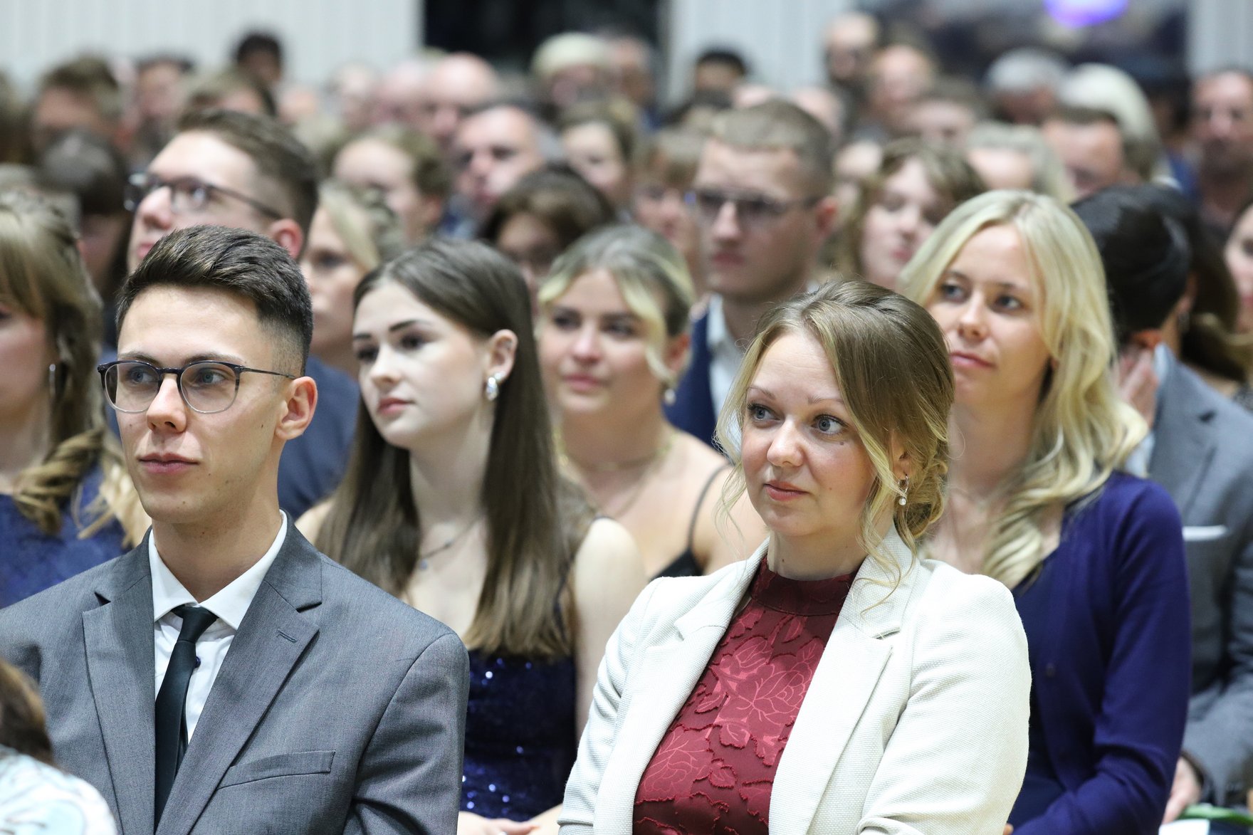 Absolventinnen und Absolventen des Studiengangs "Allgemeine Verwaltung" Festlich gekleidete Absolventinnen und Absolventen des Studiengangs "Allgemeine Verwaltung" sitzen im Publikum anlässlich der feierlichen Zeugnisübergabe in der Mehrzweckhalle der HSF Meißen.