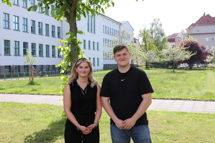 Auf dem Bild sind die Vorsitzende Emilia Neubert und der stellvertretende Vorsitzende Philipp Voigt des Studierendenrates der HSF Meißen zu sehen