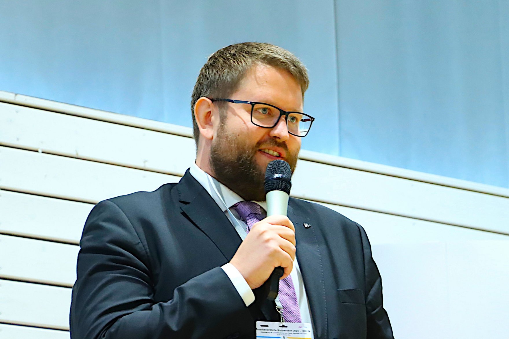 Dr. Rocco Zimmermann spricht zu den Gästen