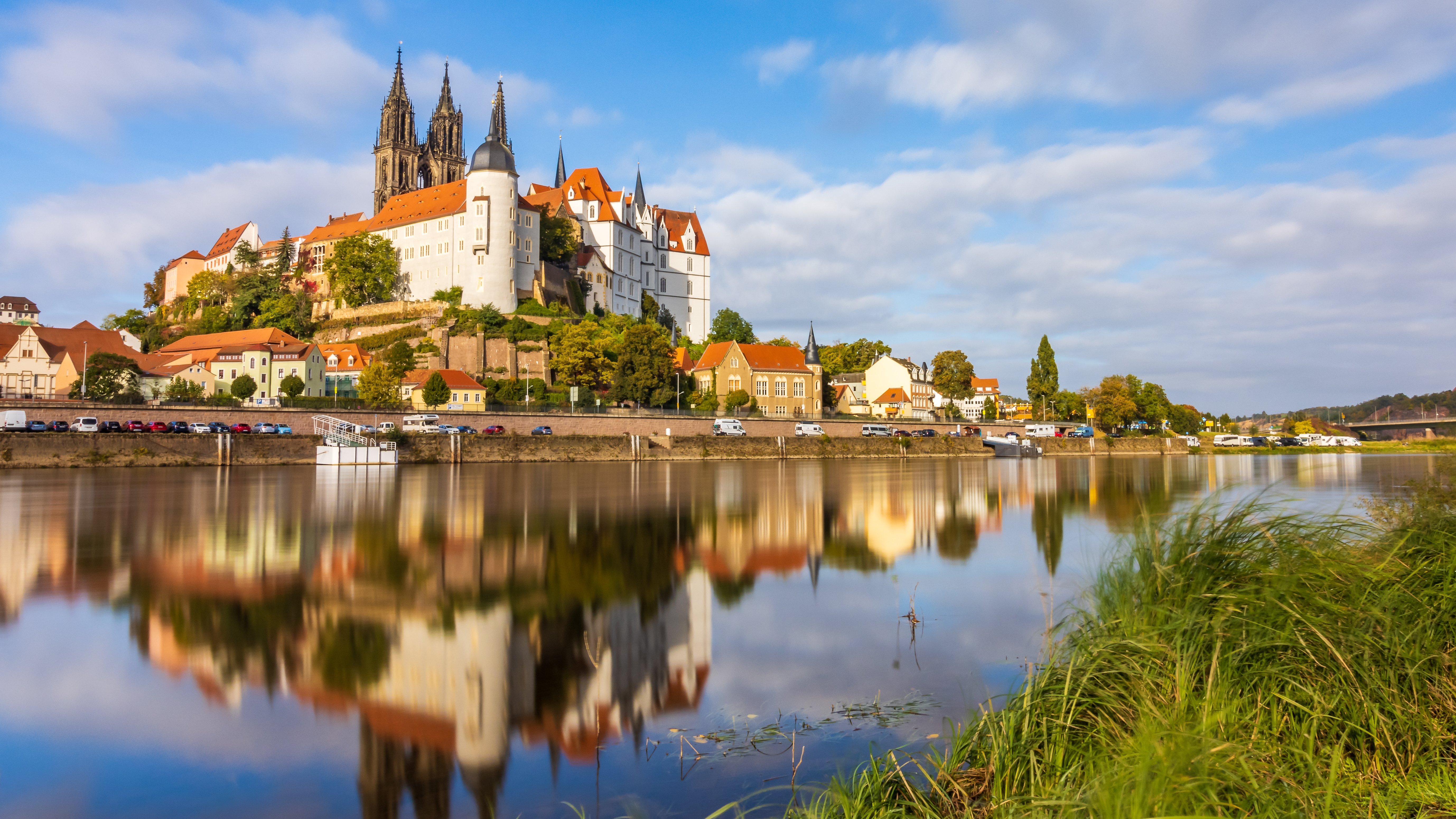 Es ist die Altstadt von Meißen hinter der Elbe zu sehen
