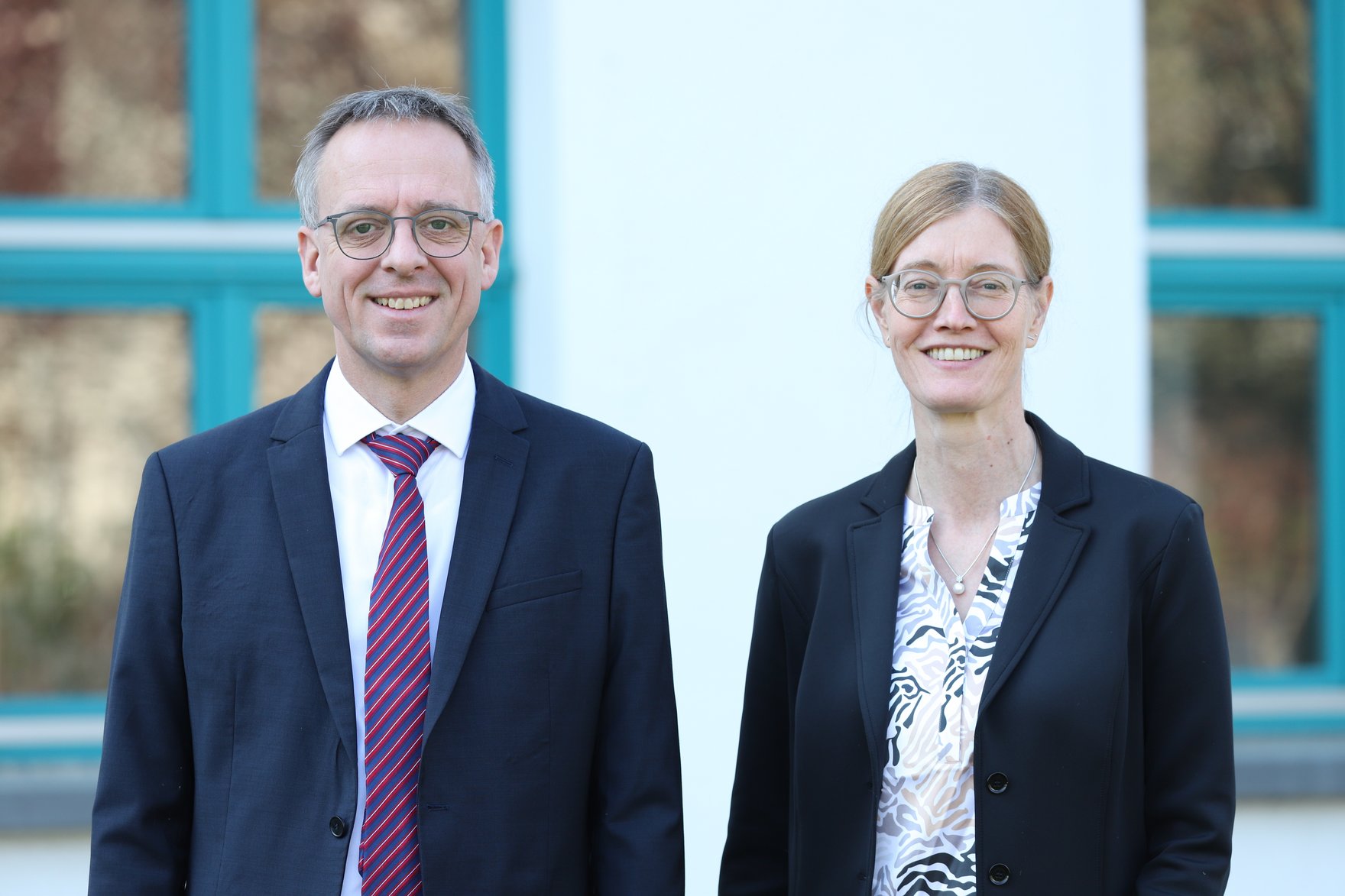 Der Leiter des Fortbildungszentrum, Jonas Löschner, und die Referatsleiterin Prof. Dr. habil. Mandy Hommel stehen vor Haus 1 des Campus der HSF Meißen
