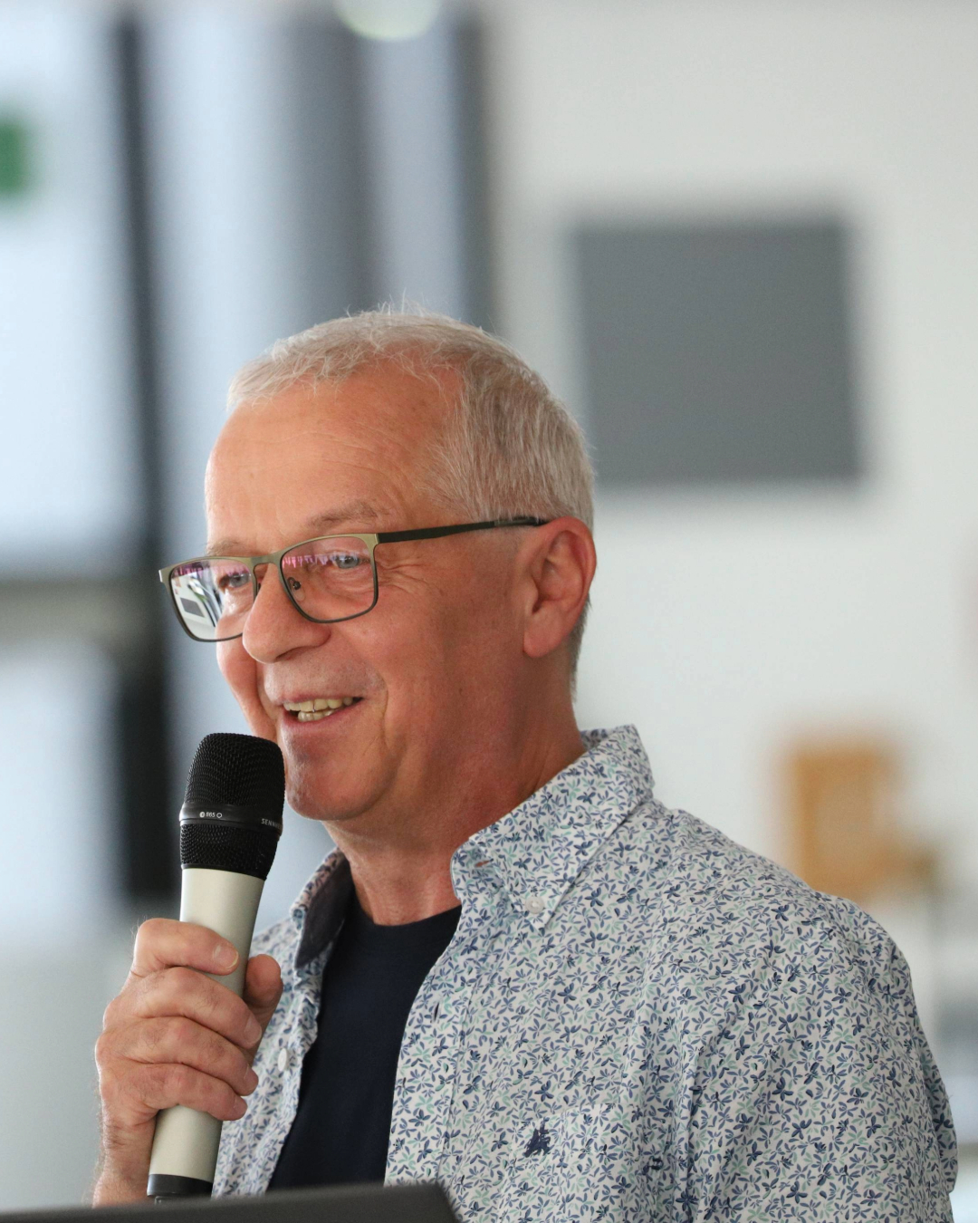 Dr. Gert Hocke hält eine Rede 
