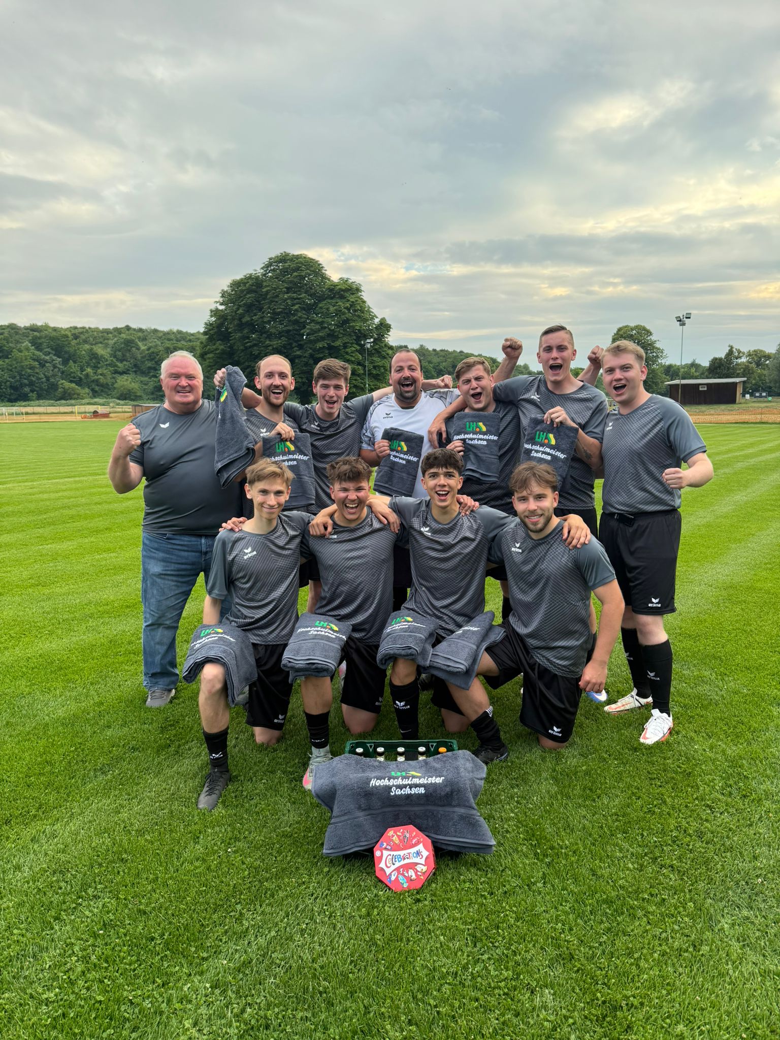 Unser erfolgreiches Team: Oskar Eickstädt (FR), Tillman Kriebitzsch (FA) Quentin Frank (FA), Florian Krost (Verwaltung), Cornelius Götz (FR), Anton Richter (FA), Tony Kalus (FF), Etienne Thierfelder (FR) Niklas Kloß (FA), Phillipp Voigt (FS) Ein Fußballteam steht auf einem Fußballplatz und posiert jubelnd in die Kamera.