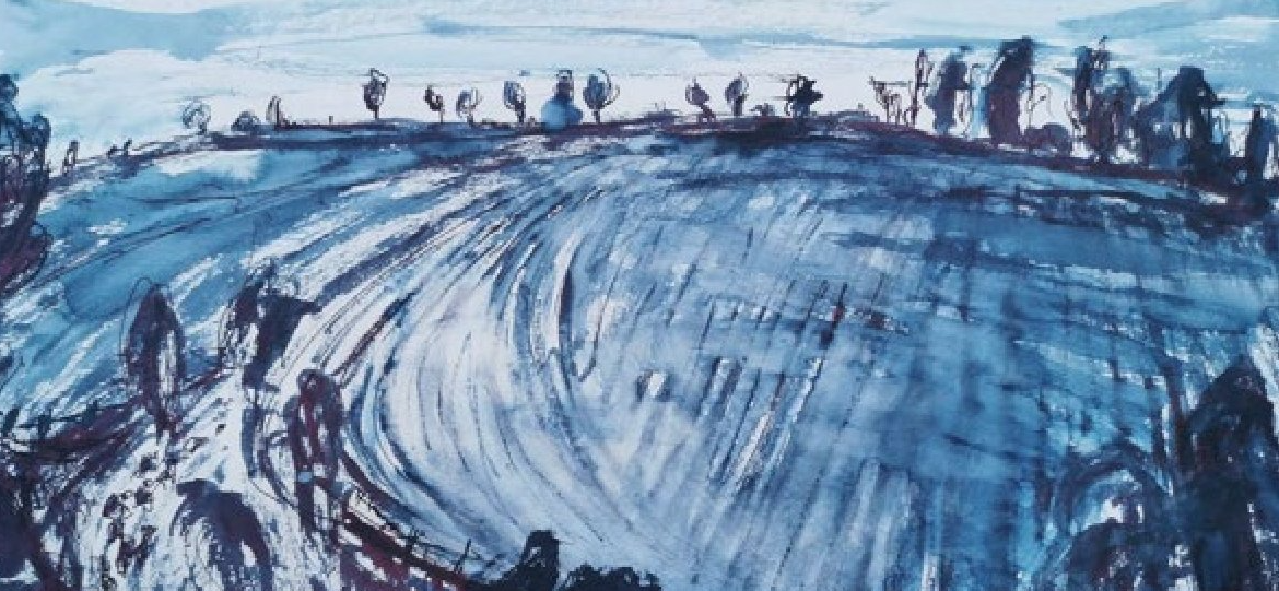 Expressive Landschaft in Blautönen: Ein sanft ansteigender Hügel mit dunklen, skizzenhaft dargestellten Figuren und Bäumen entlang des Horizonts. Dynamische Pinsel- und Tuschestriche verleihen dem Bild eine bewegte, atmosphärische Wirkung.